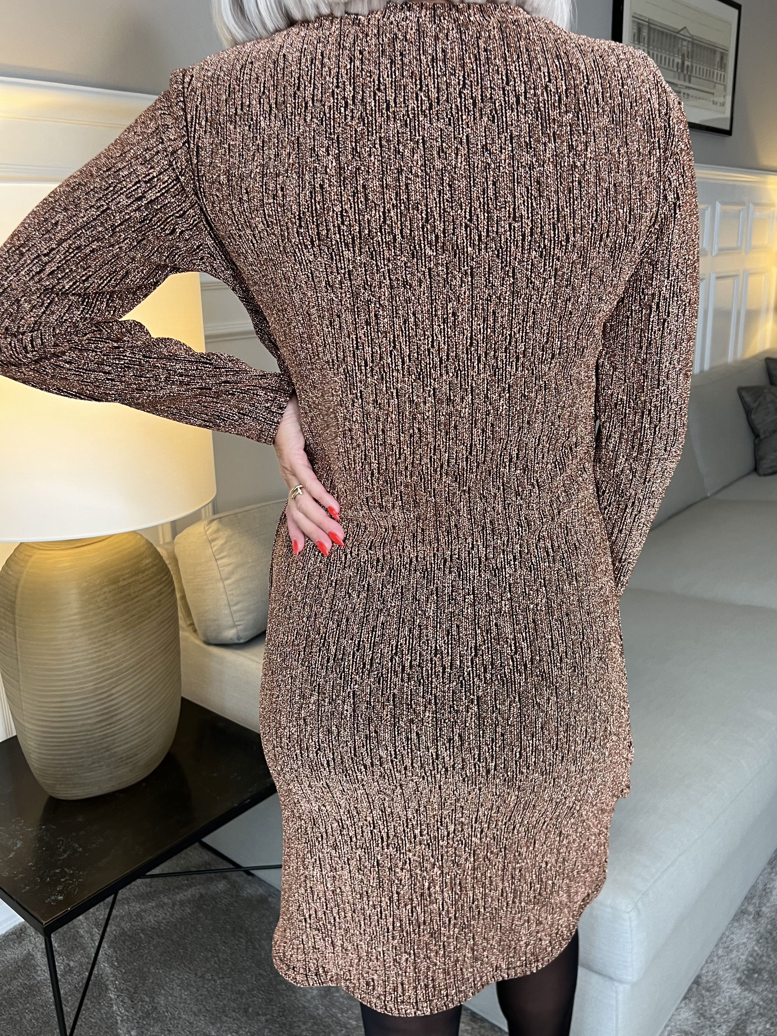 Mercedes - Smuk glimmerkjole med slå-om look